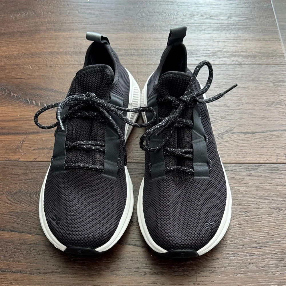 On Running Cloudeasy Men's Black and White Sneakers. No Box